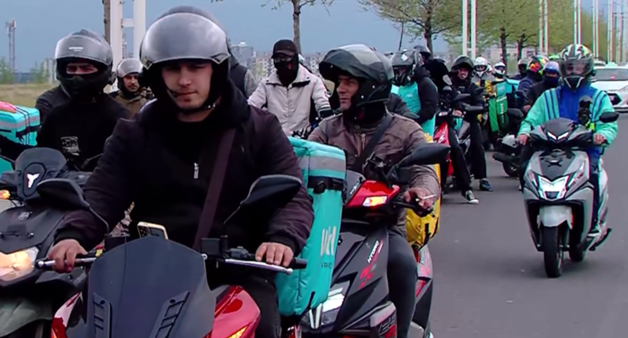 Couriers and taxi drivers held a protest march in three Georgian cities. Photo: TV Pirveli / https://tvpirveli.ge/ka/siaxleebi/sazogadoeba/126716-kurierebi-da-taqsis-mdzgolebi-tbilisshi-saprotesto-msvlelobas-martaven Couriers and taxi drivers held a protest march in three Georgian cities. Photo: TV Pirveli / https://tvpirveli.ge/ka/siaxleebi/sazogadoeba/126716-kurierebi-da-taqsis-mdzgolebi-tbilisshi-saprotesto-msvlelobas-martaven