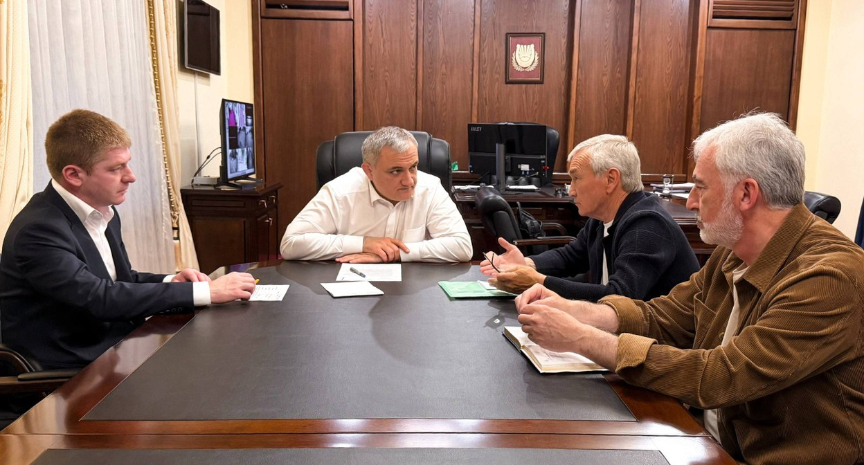 Azamatgeriy Ashkhotov holds a meeting on the waste collection situation in Nalchik. Photo: City Administration Press Service – https://t.me/nalchiknews1/10716 Azamatgeriy Ashkhotov holds a meeting on the waste collection situation in Nalchik. Photo: City Administration Press Service – https://t.me/nalchiknews1/10716