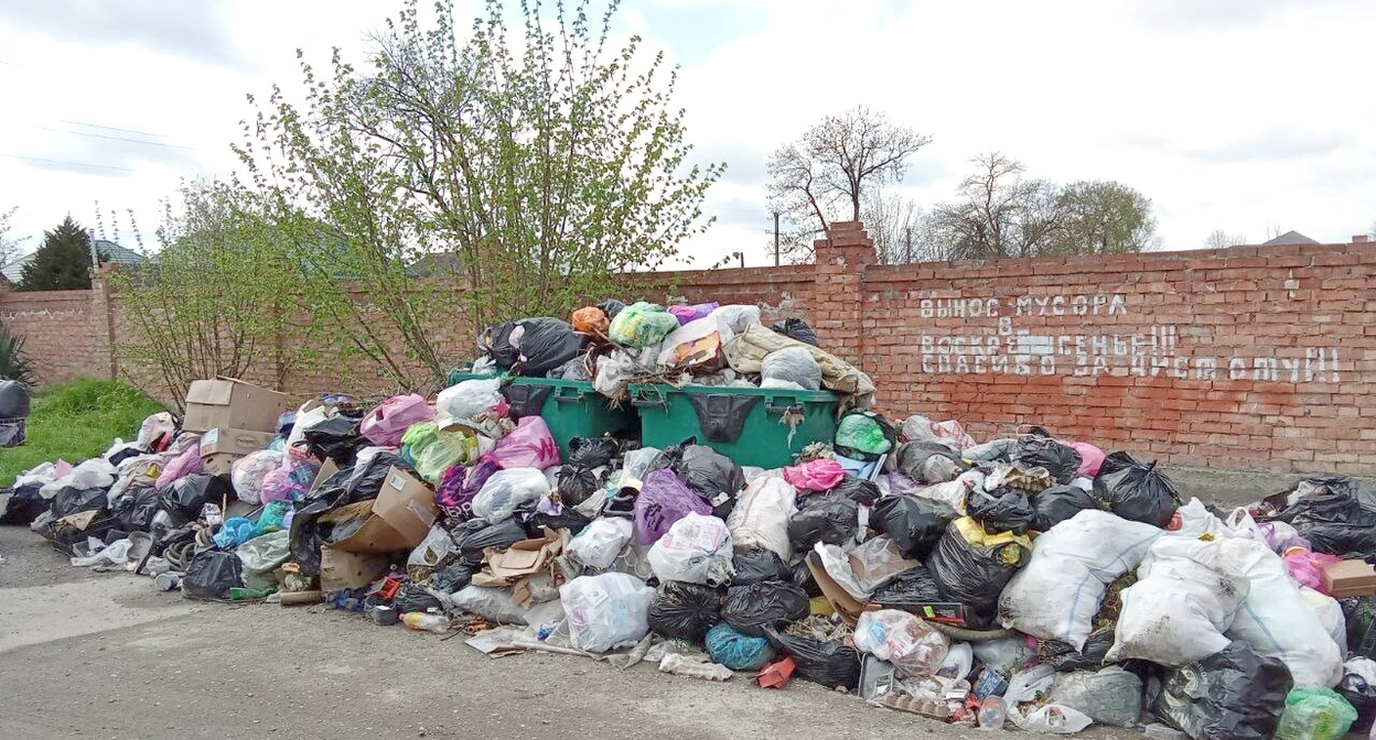Garbage in Nalchik. Photo by "Caucasian Knot." Garbage in Nalchik. Photo by "Caucasian Knot."