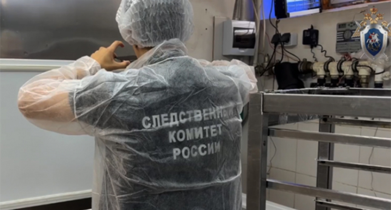 An employee of the investigative committee during the inspection of the grocery store in Astrakhan. Photo: from the press service of the Investigative Committee of Russia for the Astrakhan region. An employee of the investigative committee during the inspection of the grocery store in Astrakhan. Photo: from the press service of the Investigative Committee of Russia for the Astrakhan region.